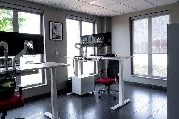 2 éléments ergonomiques dans l'aménagement de votre poste de travail : la chaise et le bureau