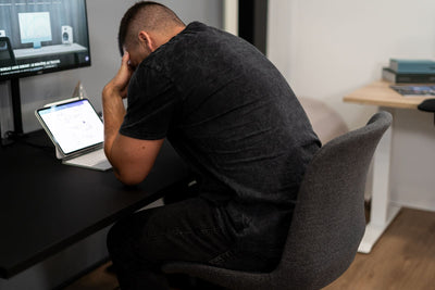 Bureau assis-debout : un outil pour la gestion du stress au travail