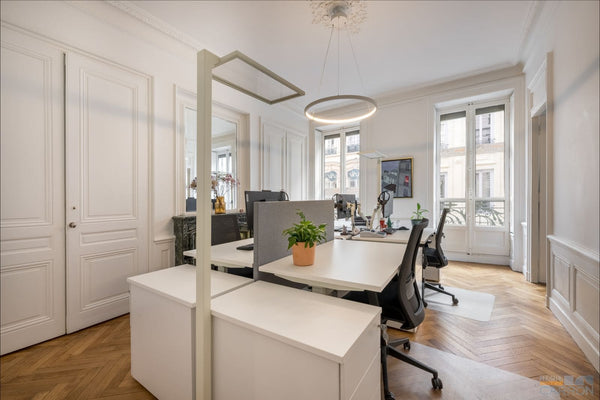 Optimiser l'espace dans un petit bureau avec des solutions assis-debout