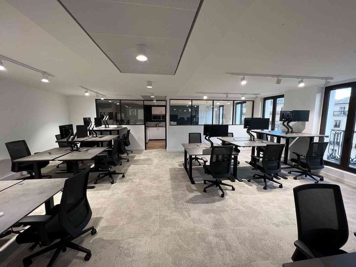 Installation de bureaux assis debout Up&Desk chez Monisnap à Paris